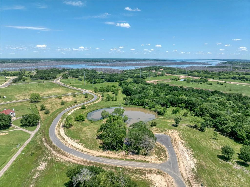 210 Waters Edge Way, Dodd City