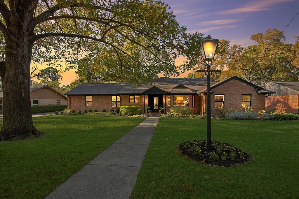 8731 Vinewood Drive, Dallas