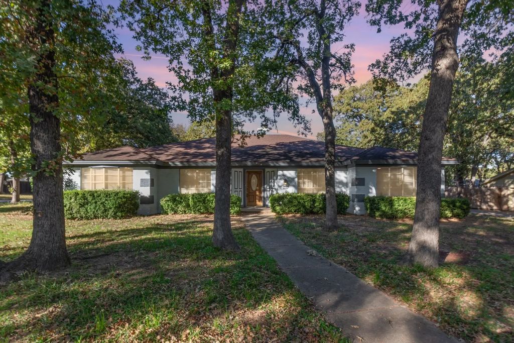 210 Oak Forest Trail, Euless