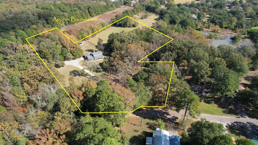 810 Jeanell, Quitman