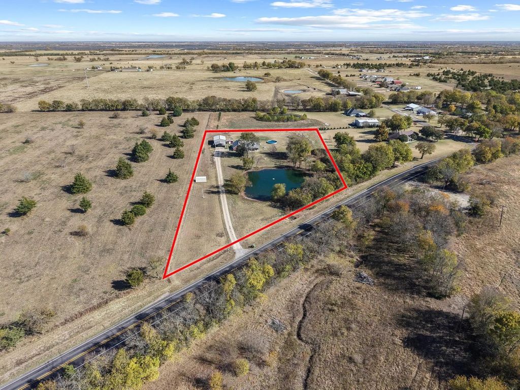 4577 Farm Road 1497, Paris