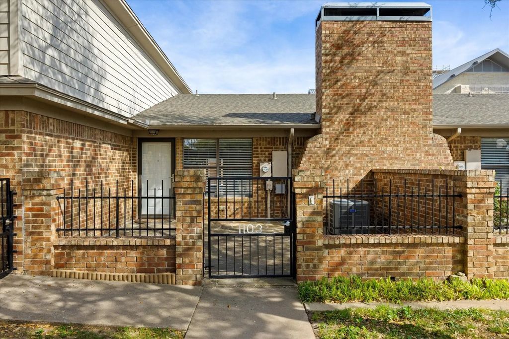 1103 Glenbrook Street, Benbrook