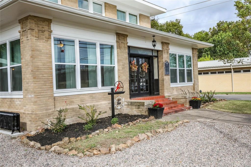921 N Center Street, Bonham