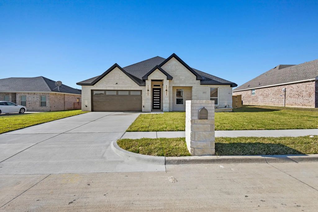 1509 Kings Circle, Hutchins