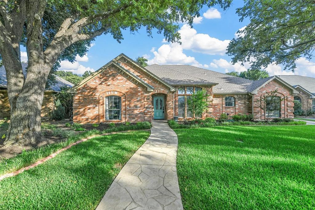 2204 Sapphire Drive, Arlington