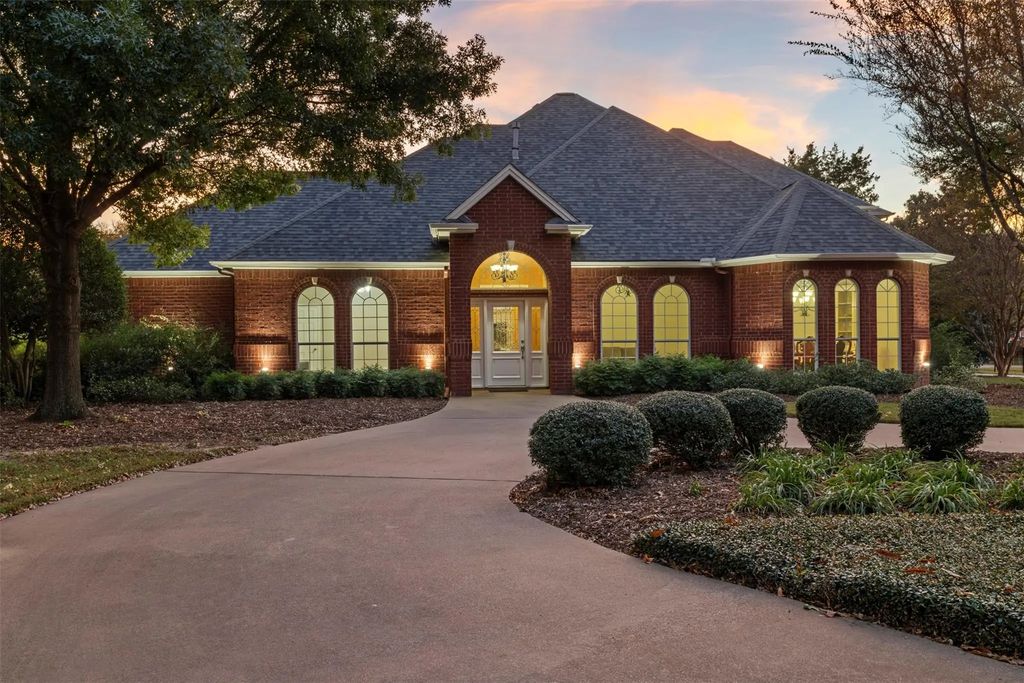 209 N Creekwood Drive, Mansfield