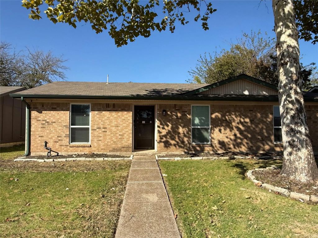 811 Roaming Road Drive, Allen