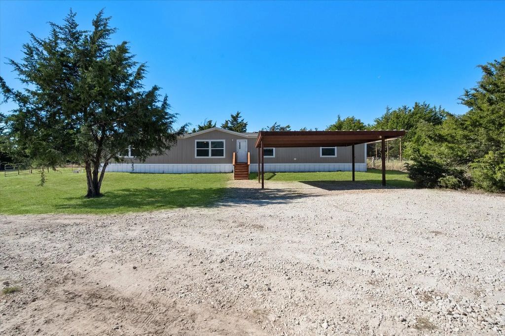 1517 County Road 2162, Barry