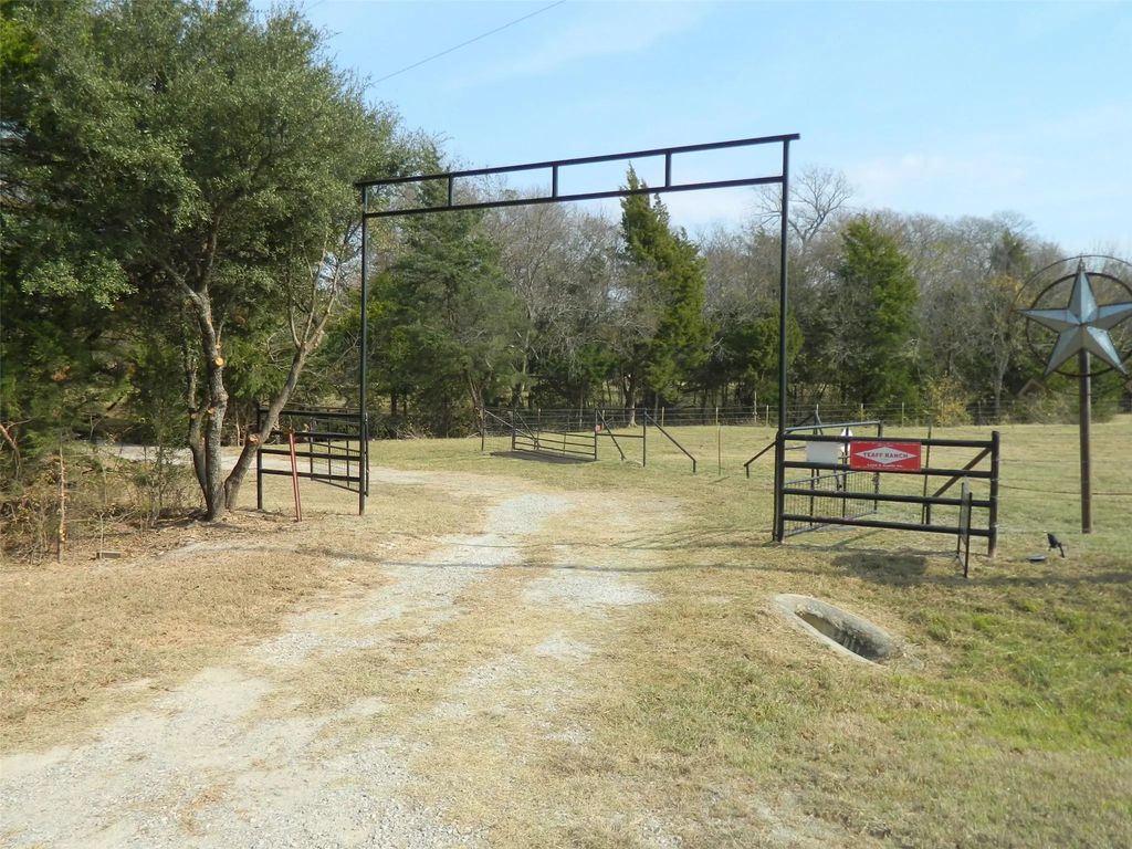 956 County Road 4231, Bonham
