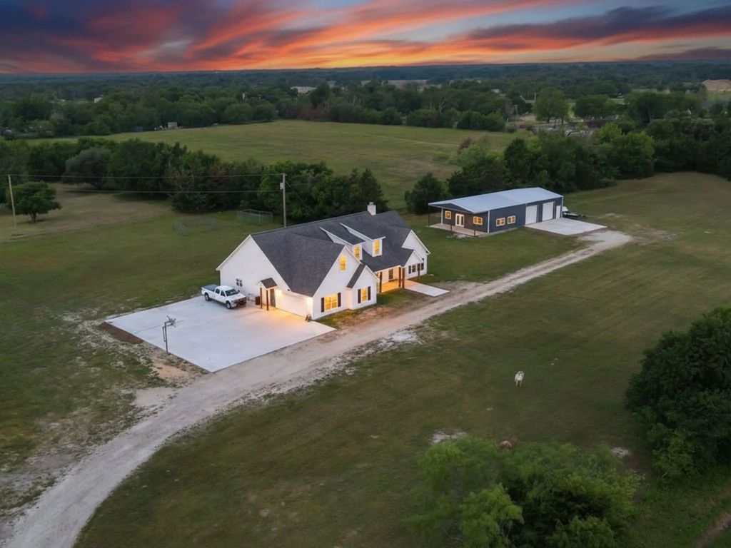 13426 County Road 2728, Terrell
