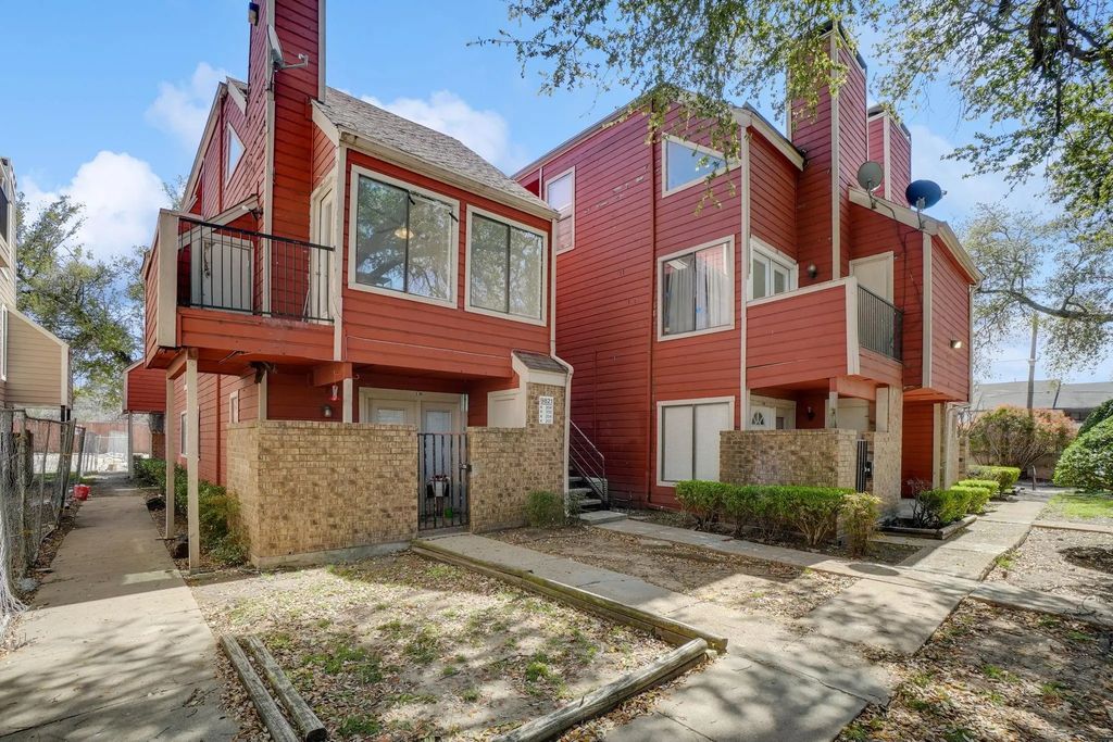9821 Walnut Street #204, Dallas