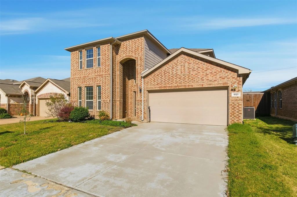 8121 Black Hills Trail, Aubrey
