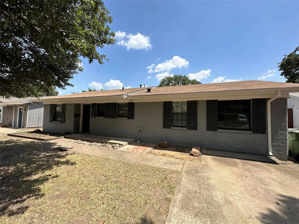 220 S Shore Place, Lewisville