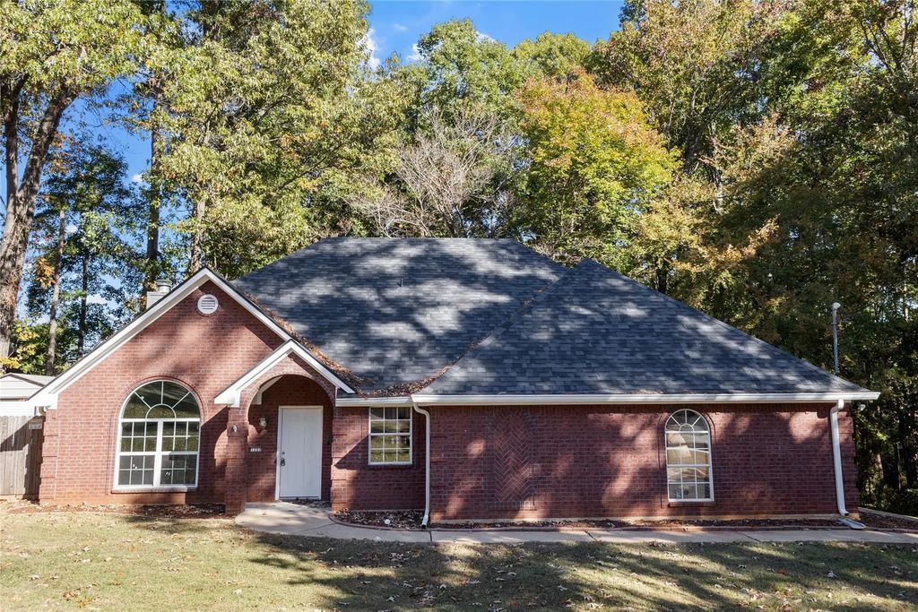 1303 Blueridge Parkway, Longview