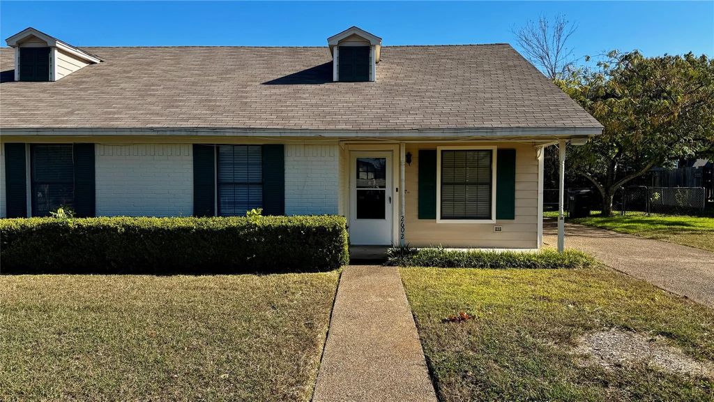 2600 Comanche Trail 2602, Waco