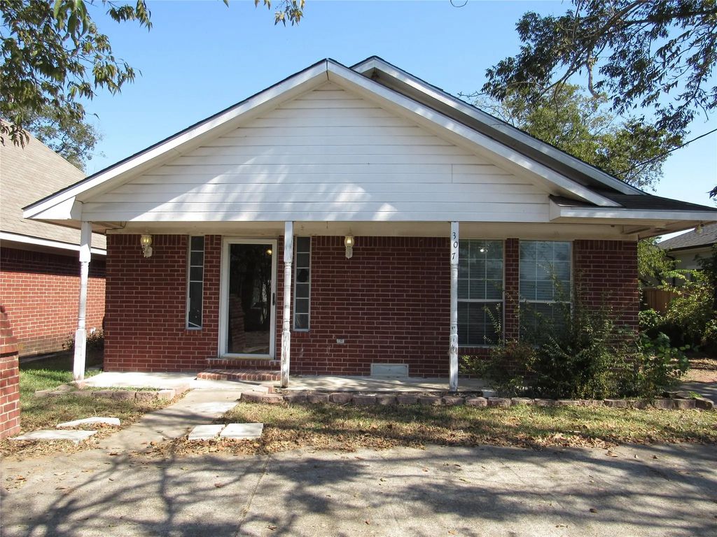 307 Dixon Street, Terrell