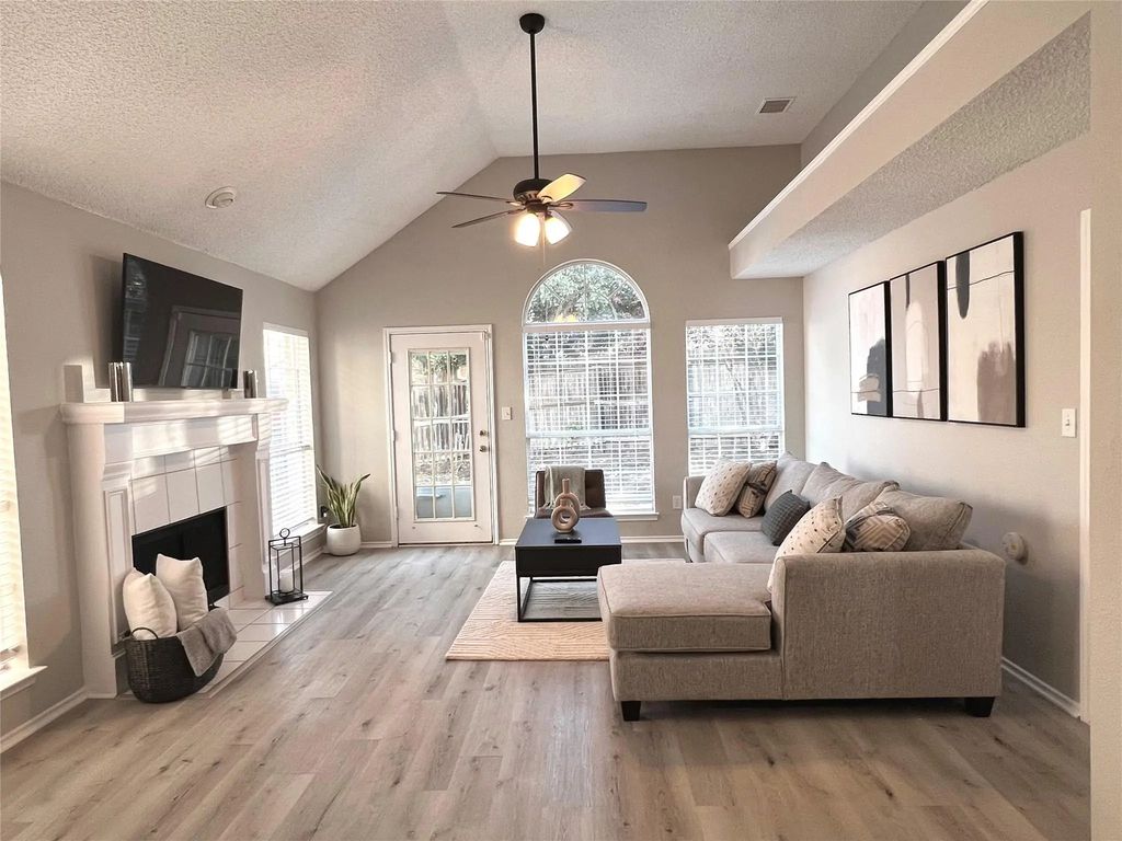 2109 Acosta Lane, Lewisville