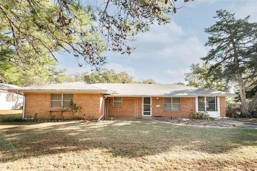 205 Bonham Street, Nocona