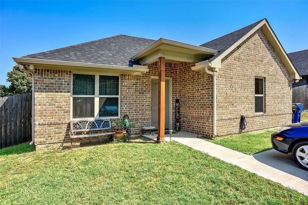 409 E Maple Row, Denison