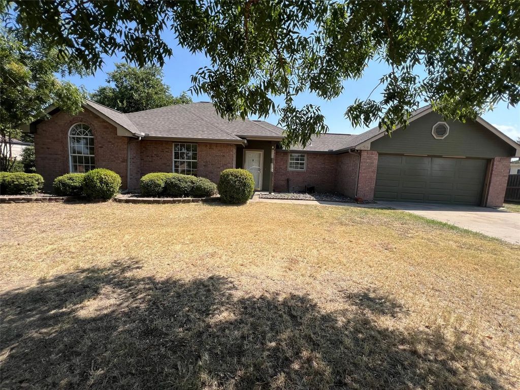 310 Janis Lane, Waxahachie