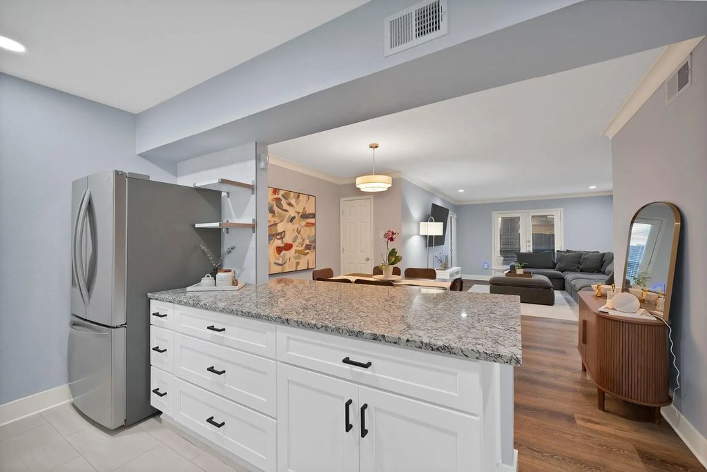 7738 Meadow Road 109, Dallas
