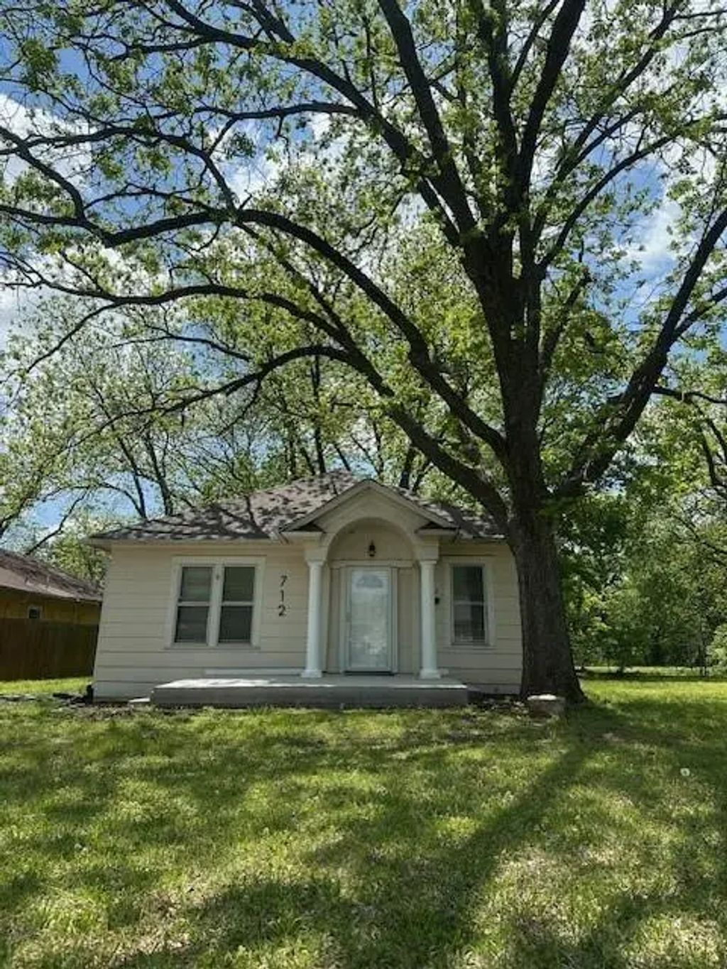 712 E Main Street, Whitesboro