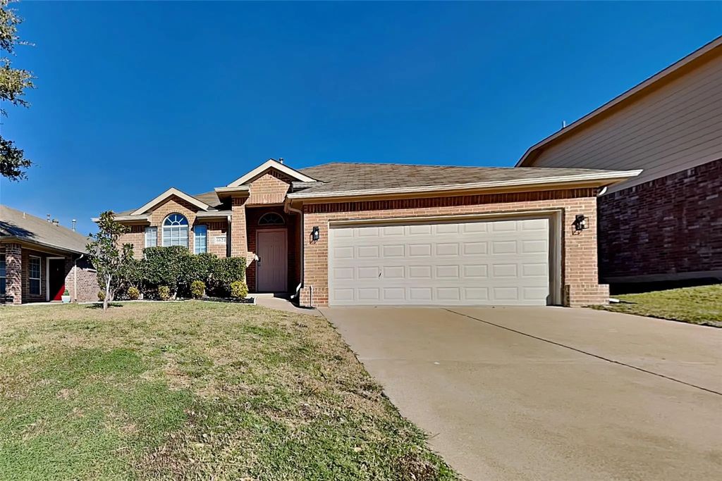 6624 Chalk River Drive, Fort Worth