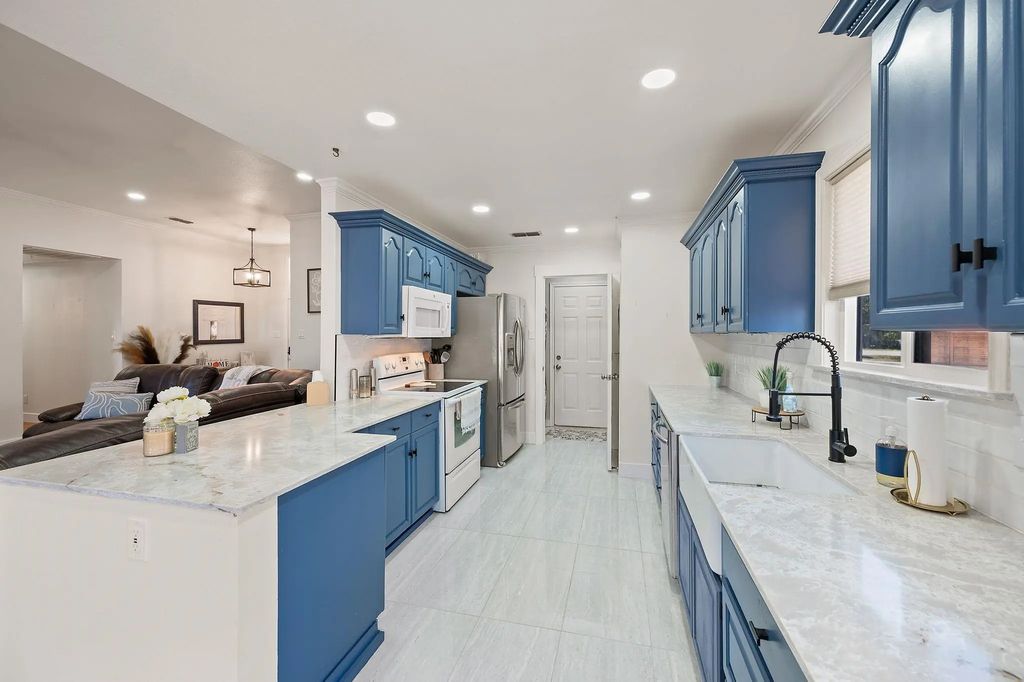 305 Maverick Trail, Oak Point