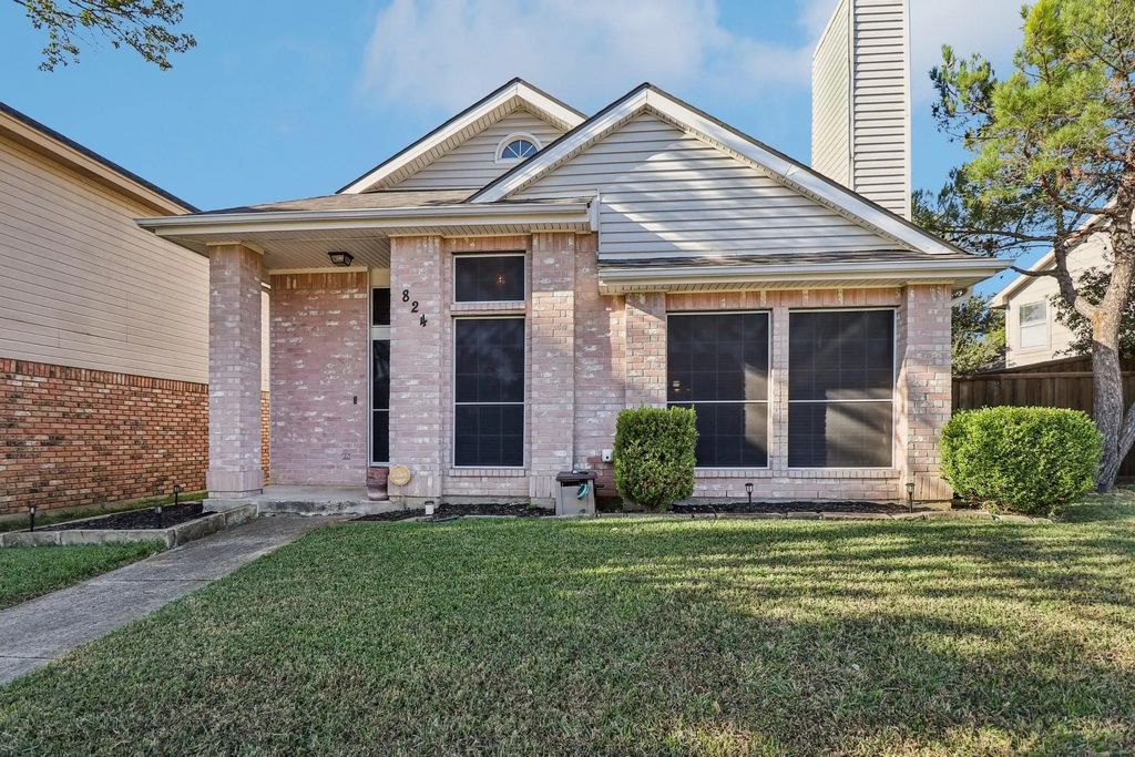 824 Greenridge Drive, Arlington