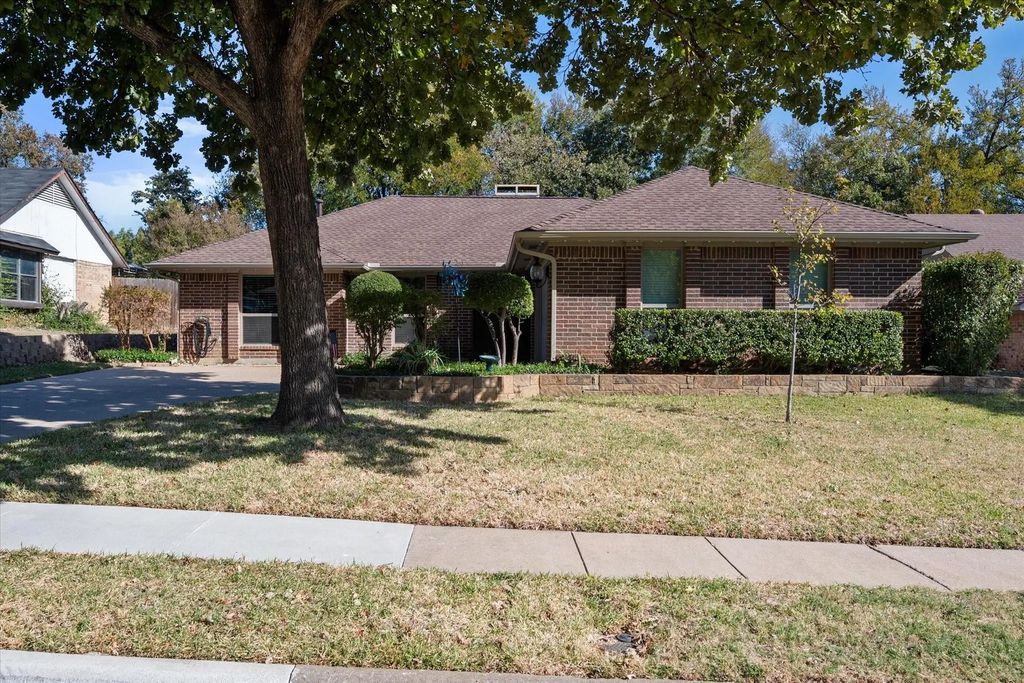 705 Dickey Drive, Euless