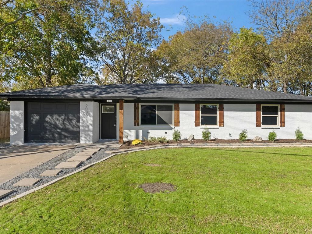2005 E Leslie Lane, Sherman