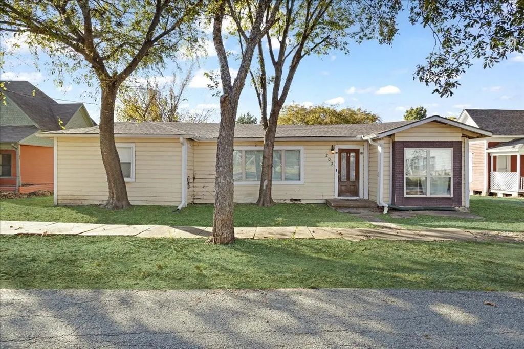 203 S Carter Street, Whitewright