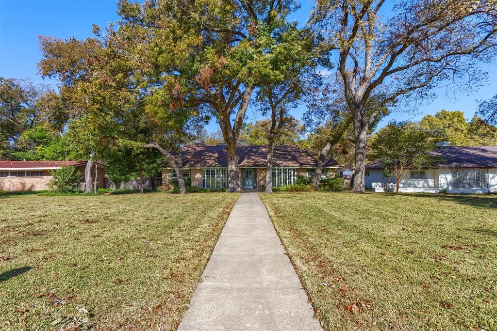823 Brook Valley Lane, Dallas