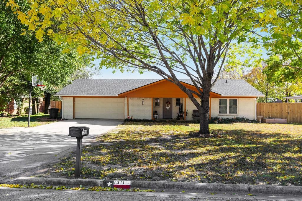 1311 Sherry Lane, Early