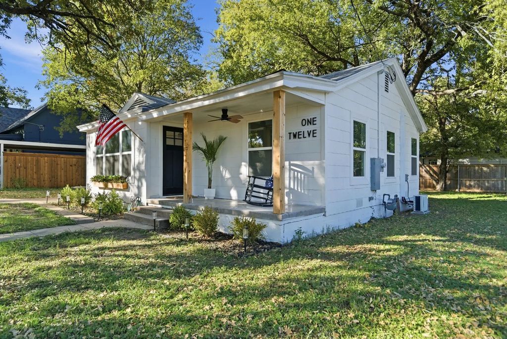 112 W Akard Street, Weatherford