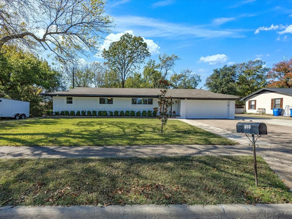 1103 Sunset Drive, Ennis