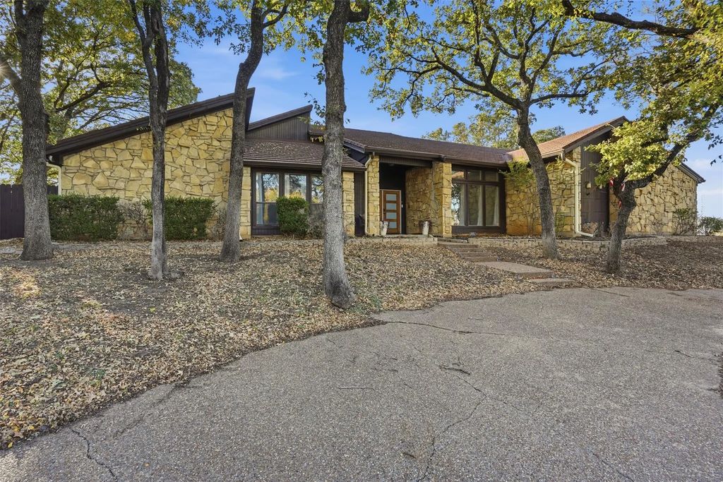 704 Timberview Court N, Fort Worth