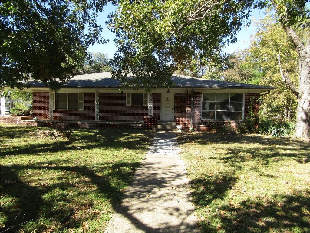 301 Walnut Street, Terrell
