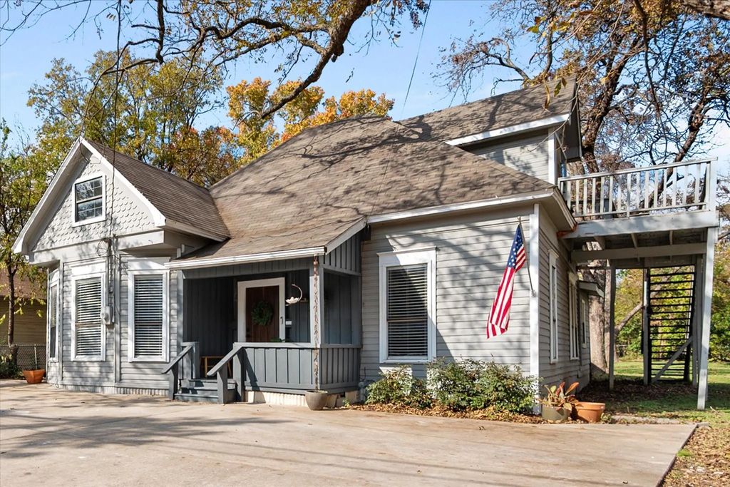 216 W Willingham Street, Cleburne