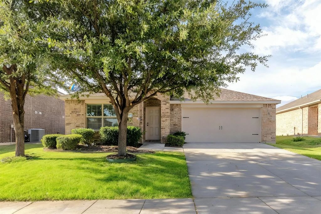 402 Andalusian Trail, Celina
