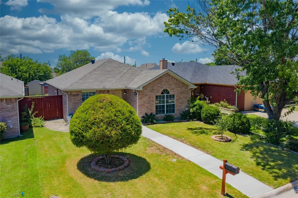 1175 Meadows Drive, Grand Prairie