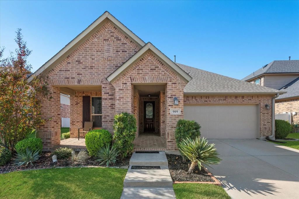 909 Dogwood Trail, Aubrey
