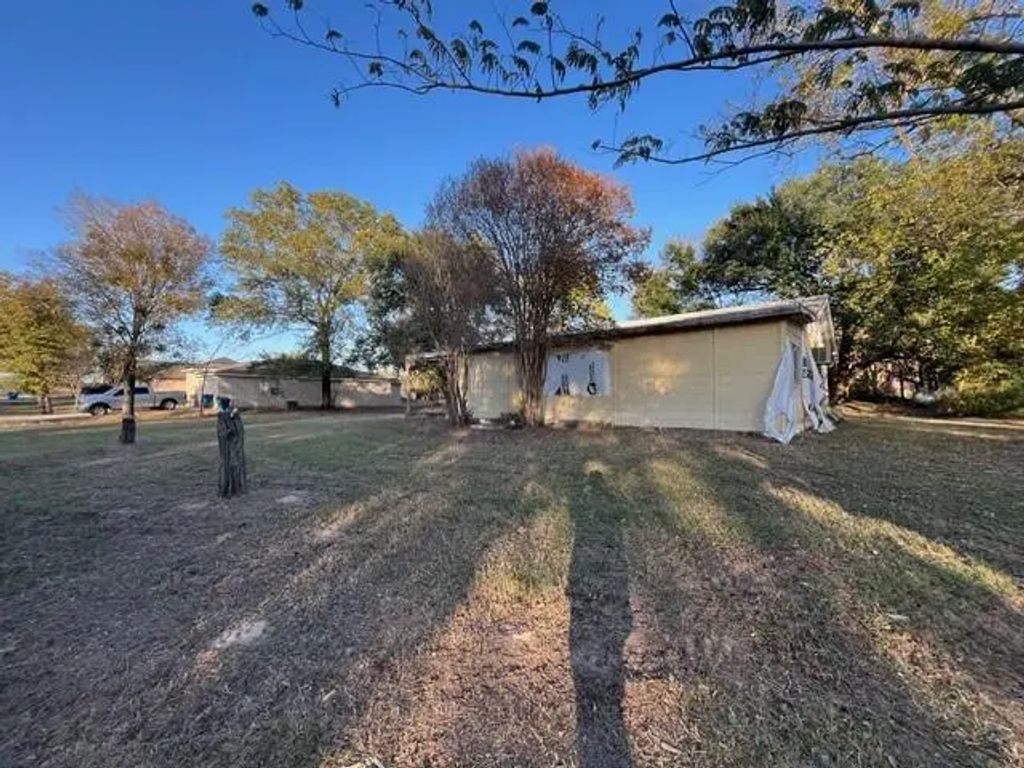 306 Bounding Main Street, Gun Barrel City