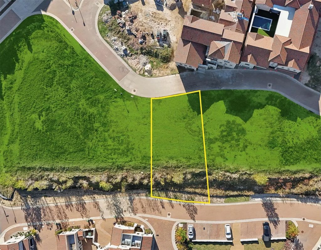 8 Castellon Drive, Westlake