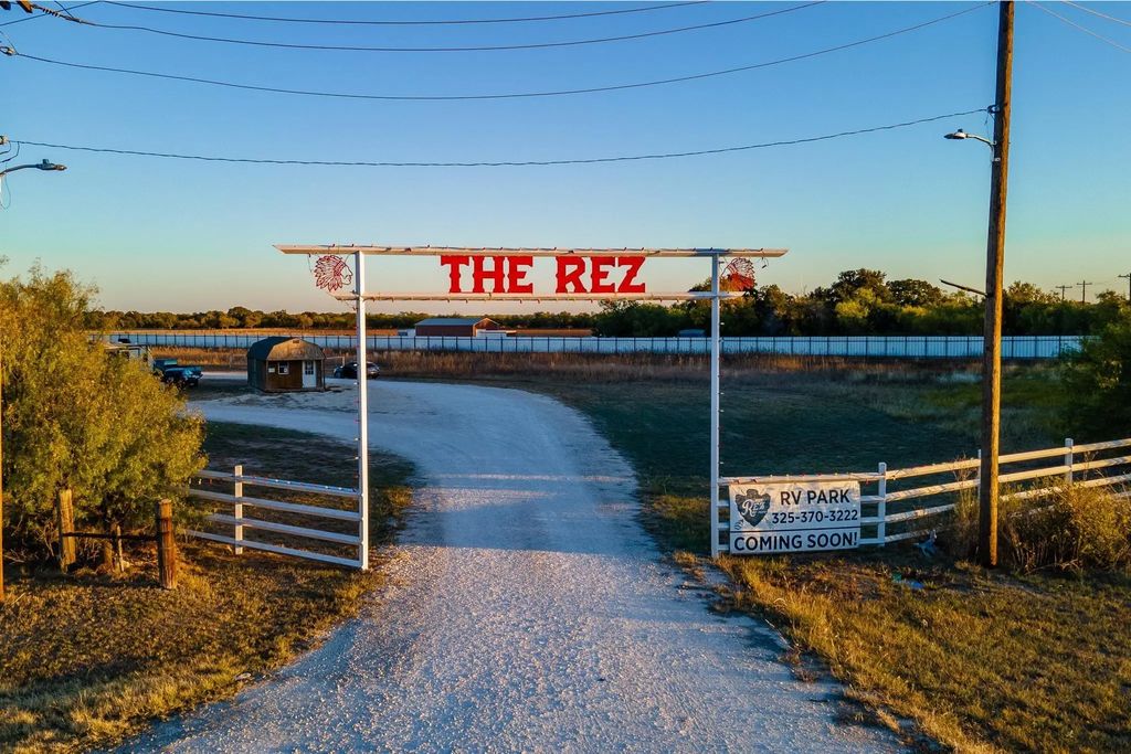 1221 Cr 162, Lawn