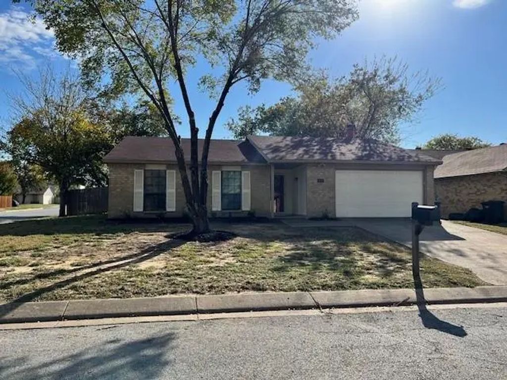 6974 Fallbrook Court W, Fort Worth