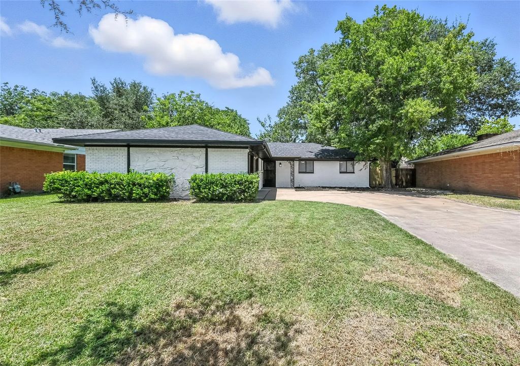 214 W Dorris Drive, Grand Prairie