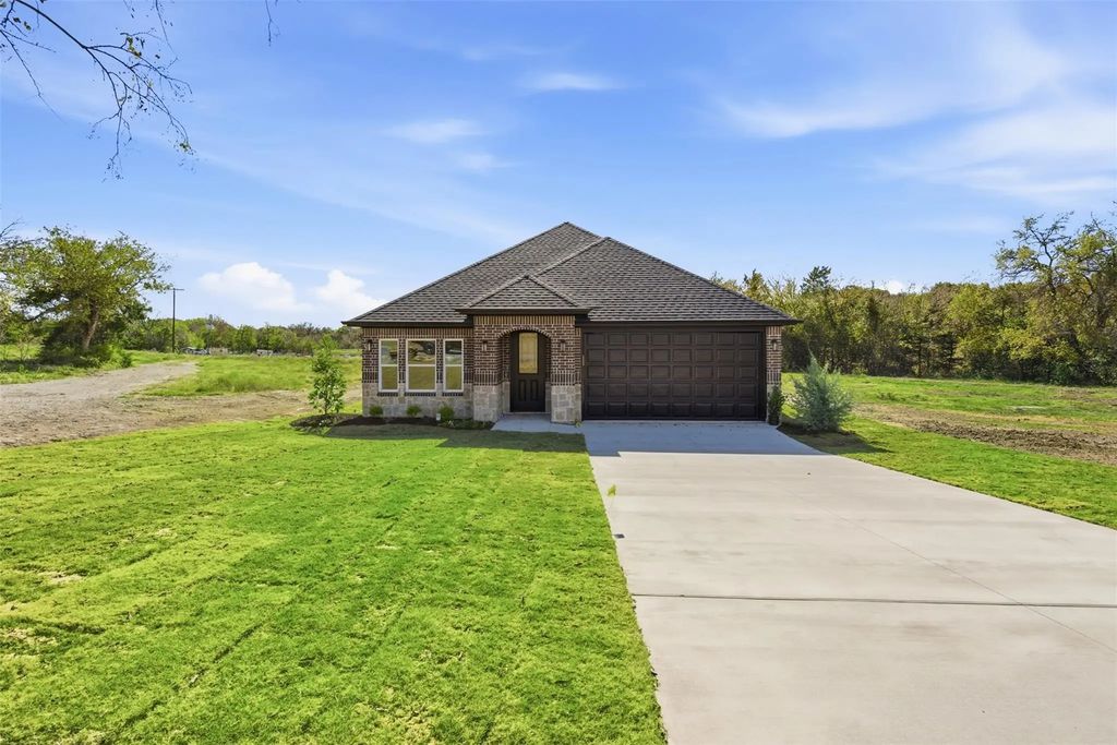 412 E Ball Street, Tom Bean