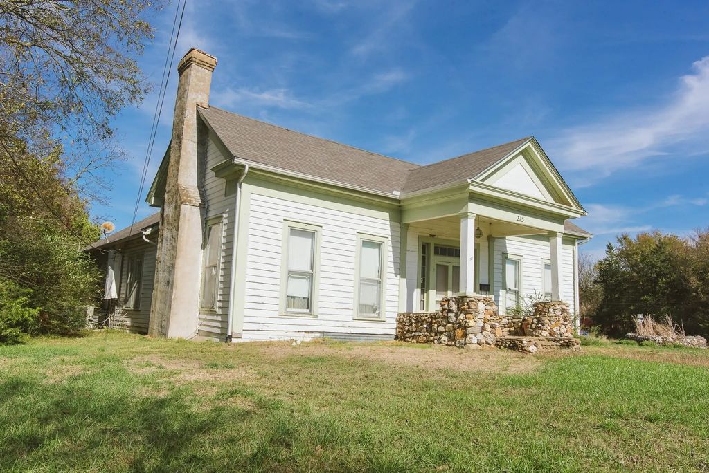 215 Paris Street, Ladonia