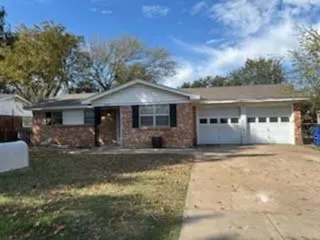 233 Taylor Street, Burleson